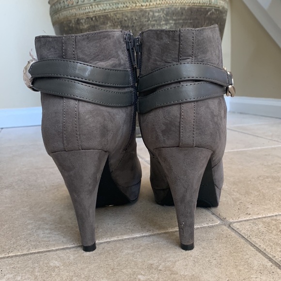 Covington Woman’s grey Booties. GREAT Condition - Picture 3 of 6